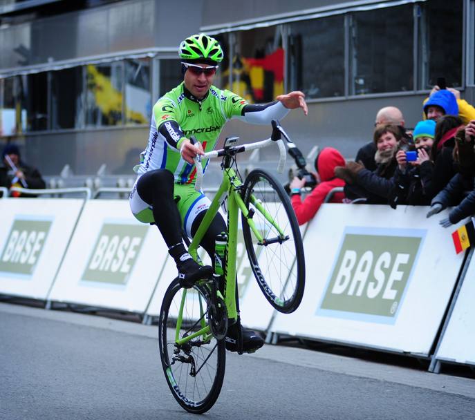 Il funambolo Sagan impenna di gioia dopo aver conquistato la Gand-Wevelgem 2013. Bettini